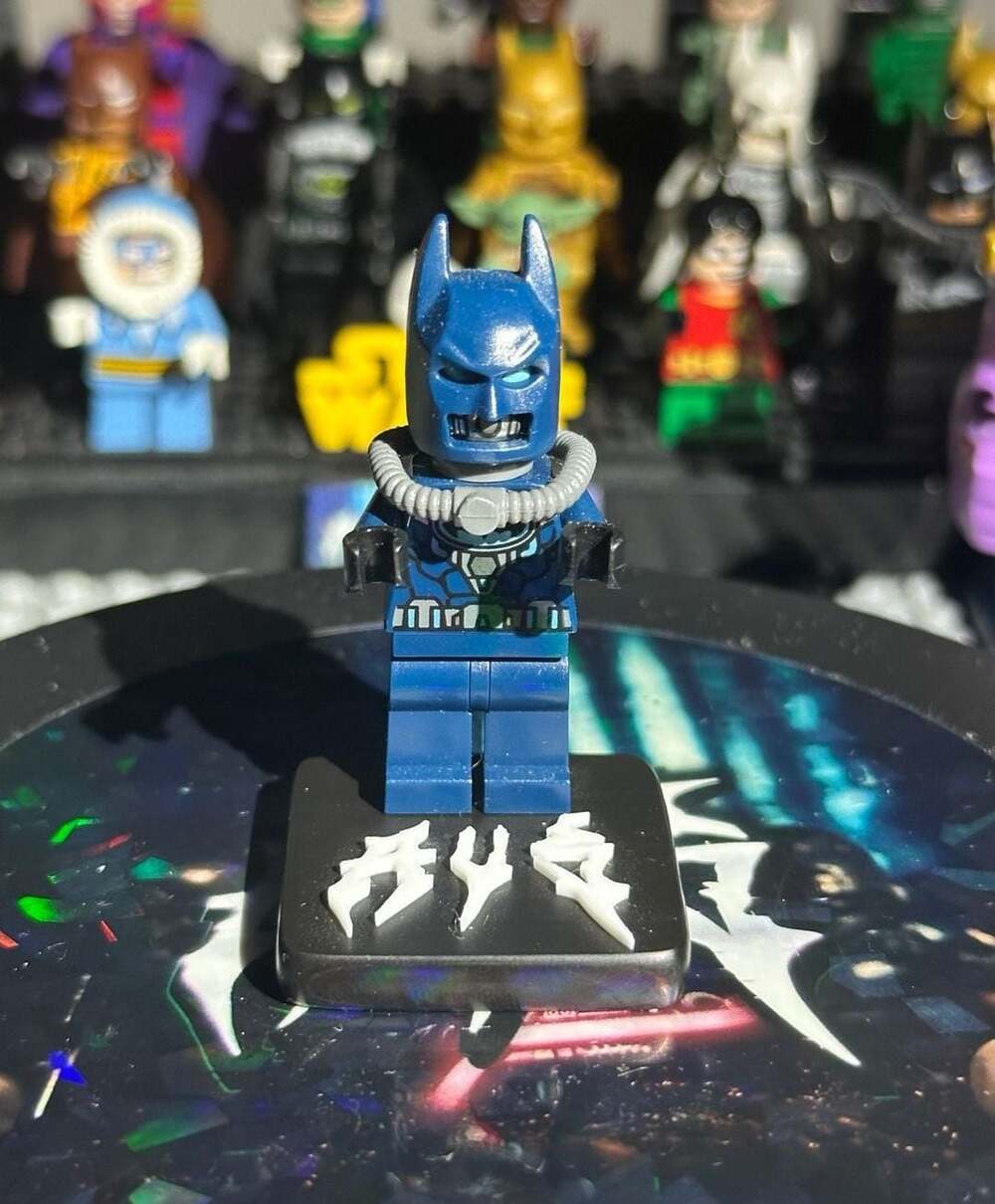 LEGO DC Super Heroes Batman Scuba Diver Minifigure with Dark Blue Wetsuit and Br